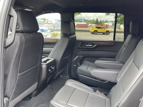 Used 2025 GMC Yukon XL Denali AWD/4WD image 14