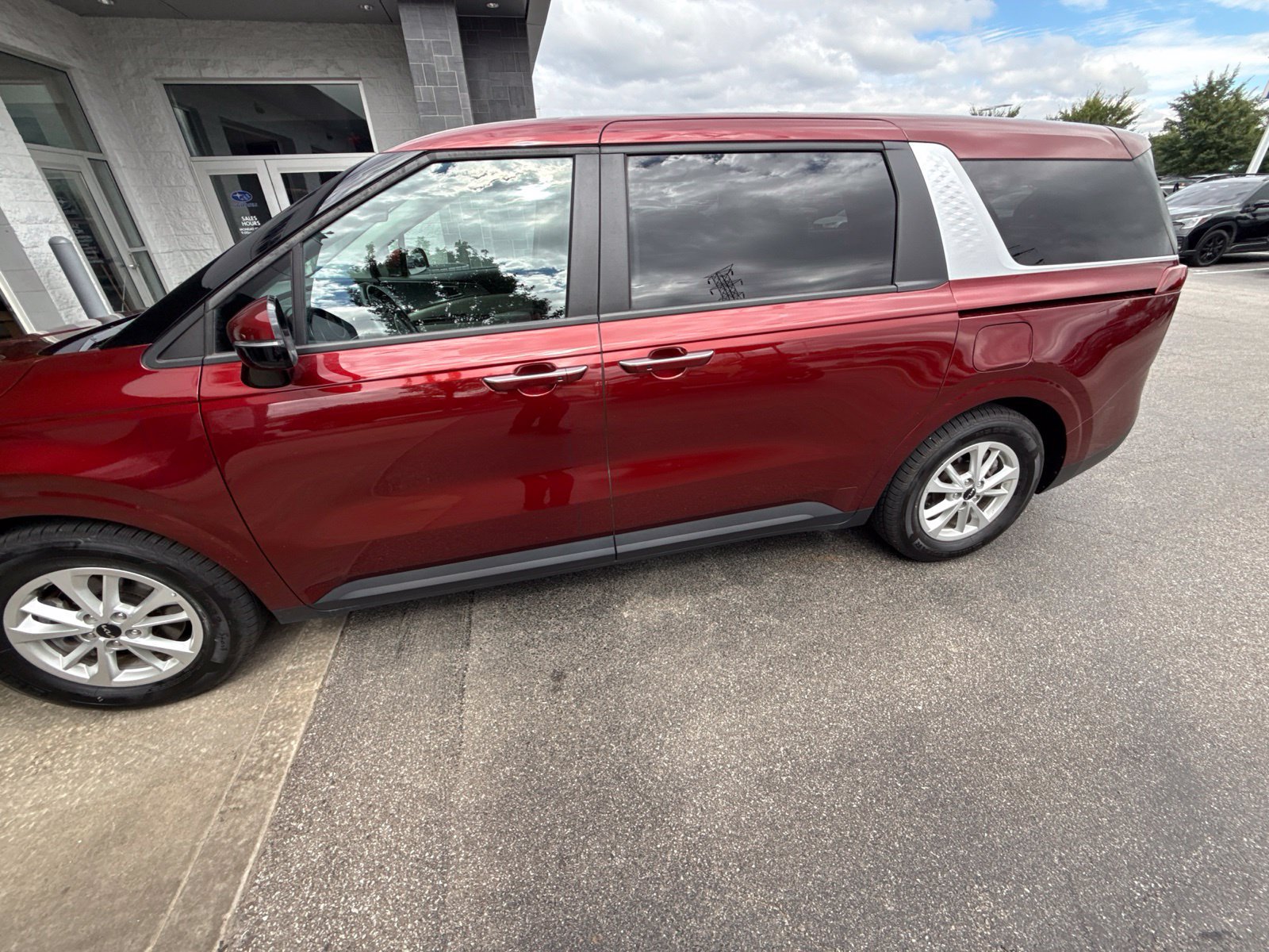 Used 2024 Kia Carnival LX FWD image 7