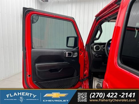 Used 2018 Jeep Wrangler Unlimited Sahara AWD/4WD image 8