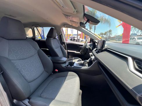 Used 2021 Toyota RAV4 XLE FWD image 9
