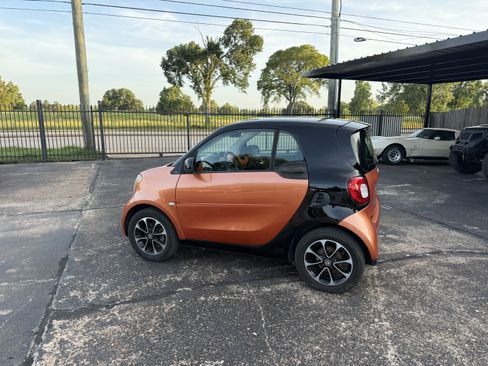 Used 2016 smart fortwo passion RWD image 14