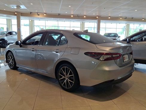 Used 2021 Toyota Camry XLE AWD/4WD image 5