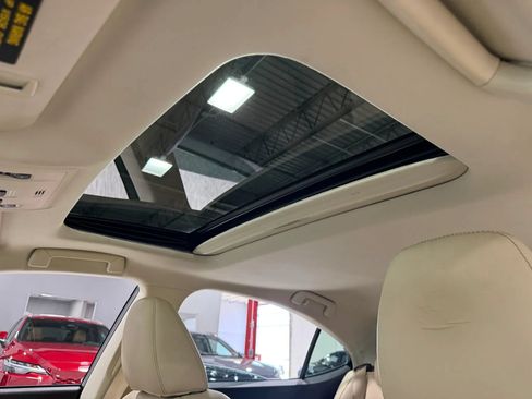 Used 2016 Lexus ES 350 w/ Premium Package w/Wood Trim FWD image 16