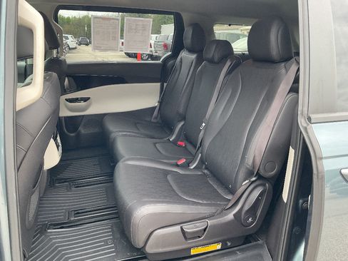 Used 2022 Kia Carnival EX FWD image 9