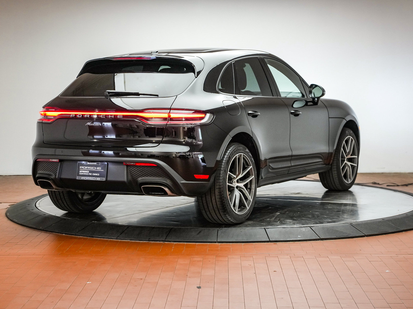 Certified 2024 Porsche Macan AWD/4WD image 7