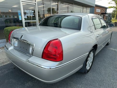 Used 2009 Lincoln Town Car Signature Limited RWD image 3