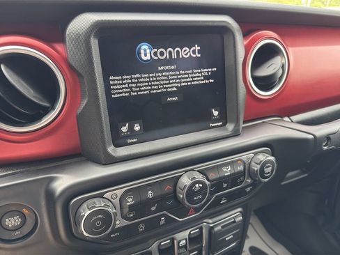 Used 2023 Jeep Gladiator Rubicon w/ LED Lighting Group AWD/4WD image 15