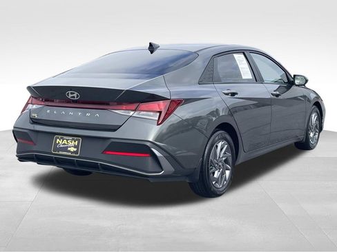 Used 2024 Hyundai Elantra SEL image 3