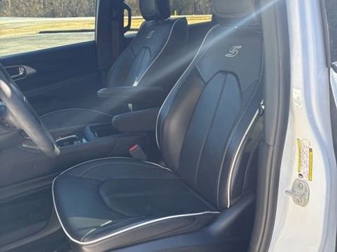 Used 2024 Chrysler Pacifica Limited w/ S Appearance Package image 14