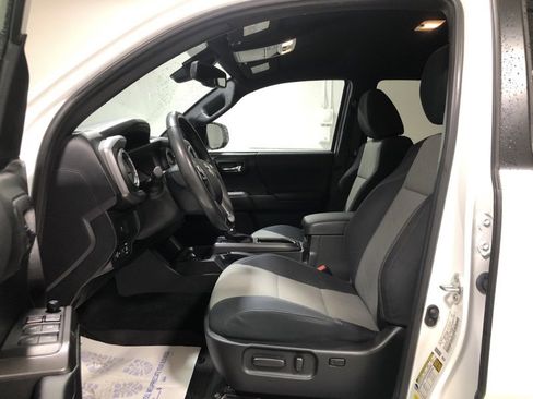 Used 2022 Toyota Tacoma TRD Sport image 17