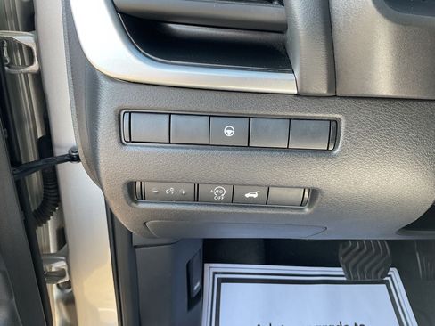 Used 2025 Nissan Rogue SV AWD/4WD image 24