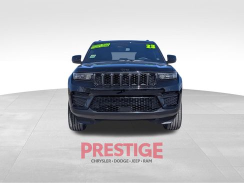 Used 2023 Jeep Grand Cherokee Altitude AWD/4WD image 3