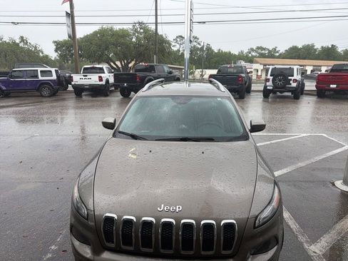 Certified 2018 Jeep Cherokee Latitude AWD/4WD image 2