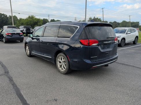 Used 2017 Chrysler Pacifica Touring-L Plus w/ Advanced Safetytec Group FWD image 4