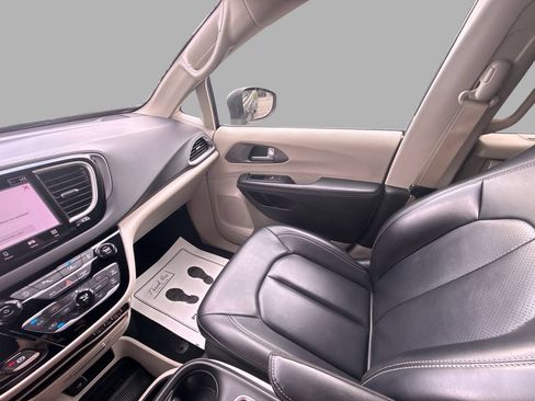 Used 2023 Chrysler Pacifica Touring-L FWD image 25