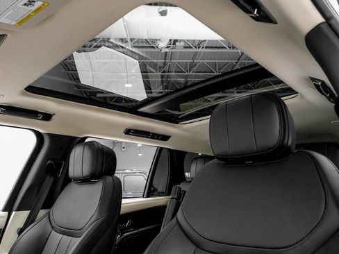 Used 2022 Land Rover Range Rover Long Wheelbase SE image 8