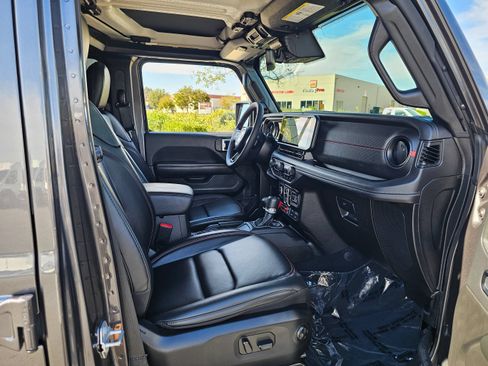 Used 2024 Jeep Gladiator Rubicon w/ Technology Group AWD/4WD image 40