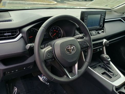 Used 2021 Toyota RAV4 XLE Premium image 12