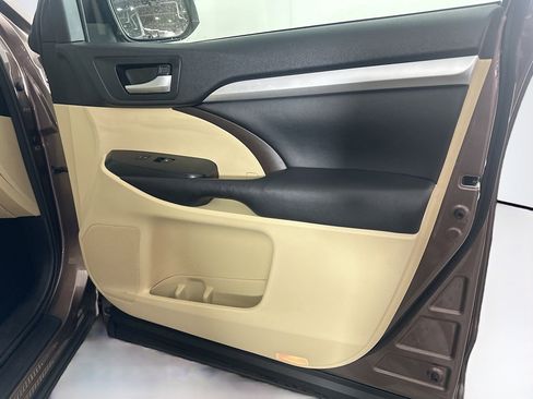Used 2017 Toyota Highlander XLE FWD image 35
