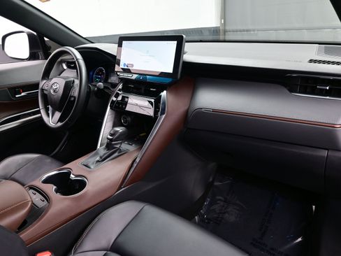 Used 2024 Toyota Venza XLE image 15