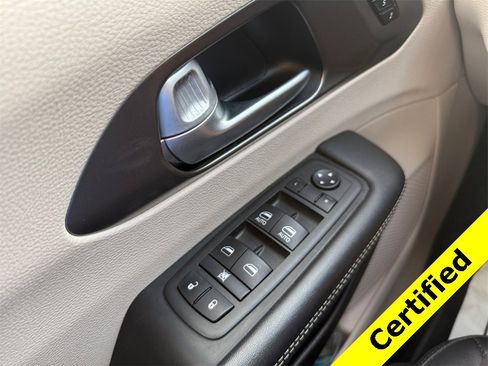 Certified 2024 Chrysler Pacifica Touring-L image 24