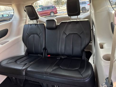 Certified 2023 Chrysler Pacifica Touring-L image 33