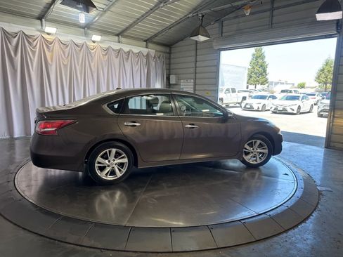 Used 2015 Nissan Altima 2.5 SV w/ Convenience Package FWD image 3