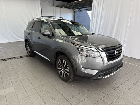 Used 2024 Nissan Pathfinder Platinum w/ Cargo Package image 3