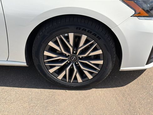 Used 2025 Nissan Altima 2.5 SV FWD image 12