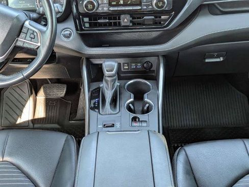 Used 2022 Toyota Highlander XSE FWD image 19
