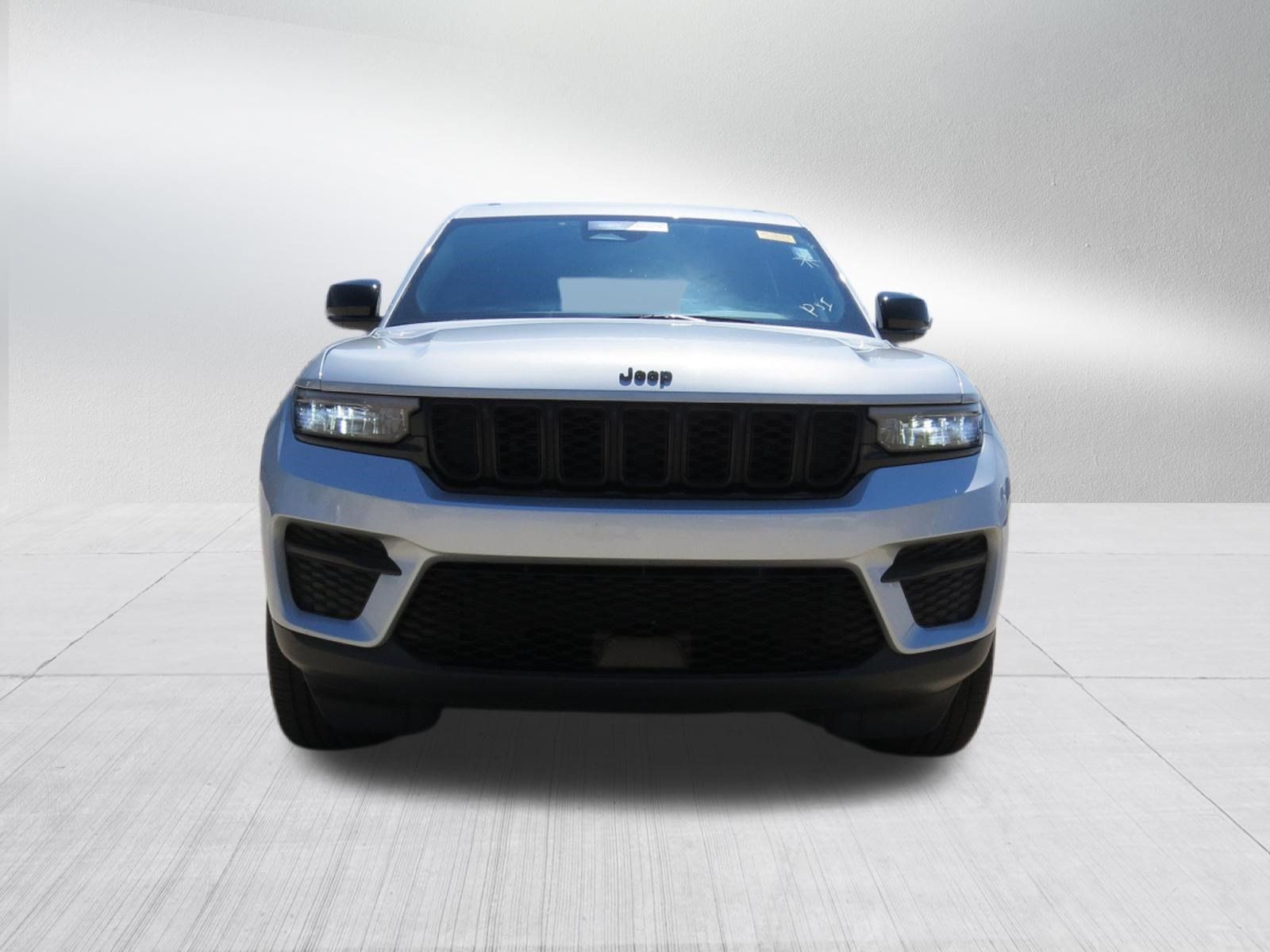 Used 2024 Jeep Grand Cherokee Altitude AWD/4WD image 8