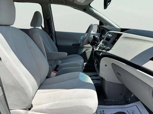 Used 2011 Toyota Sienna LE FWD image 16