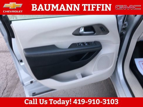 Used 2024 Chrysler Pacifica Touring-L FWD image 2