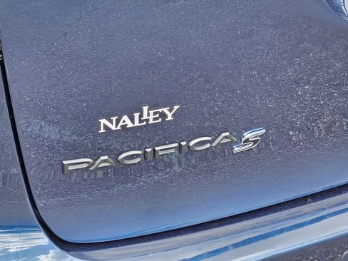 Used 2025 Chrysler Pacifica Limited FWD image 35