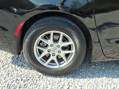 Used 2024 Chrysler Pacifica Touring-L FWD image 13