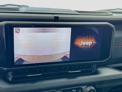 Used 2025 Jeep Gladiator Rubicon w/ Convenience Group AWD/4WD image 10