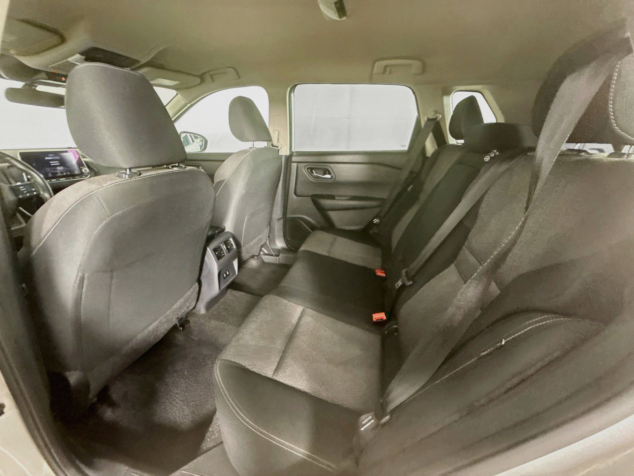 Used 2025 Nissan Rogue SV FWD image 27