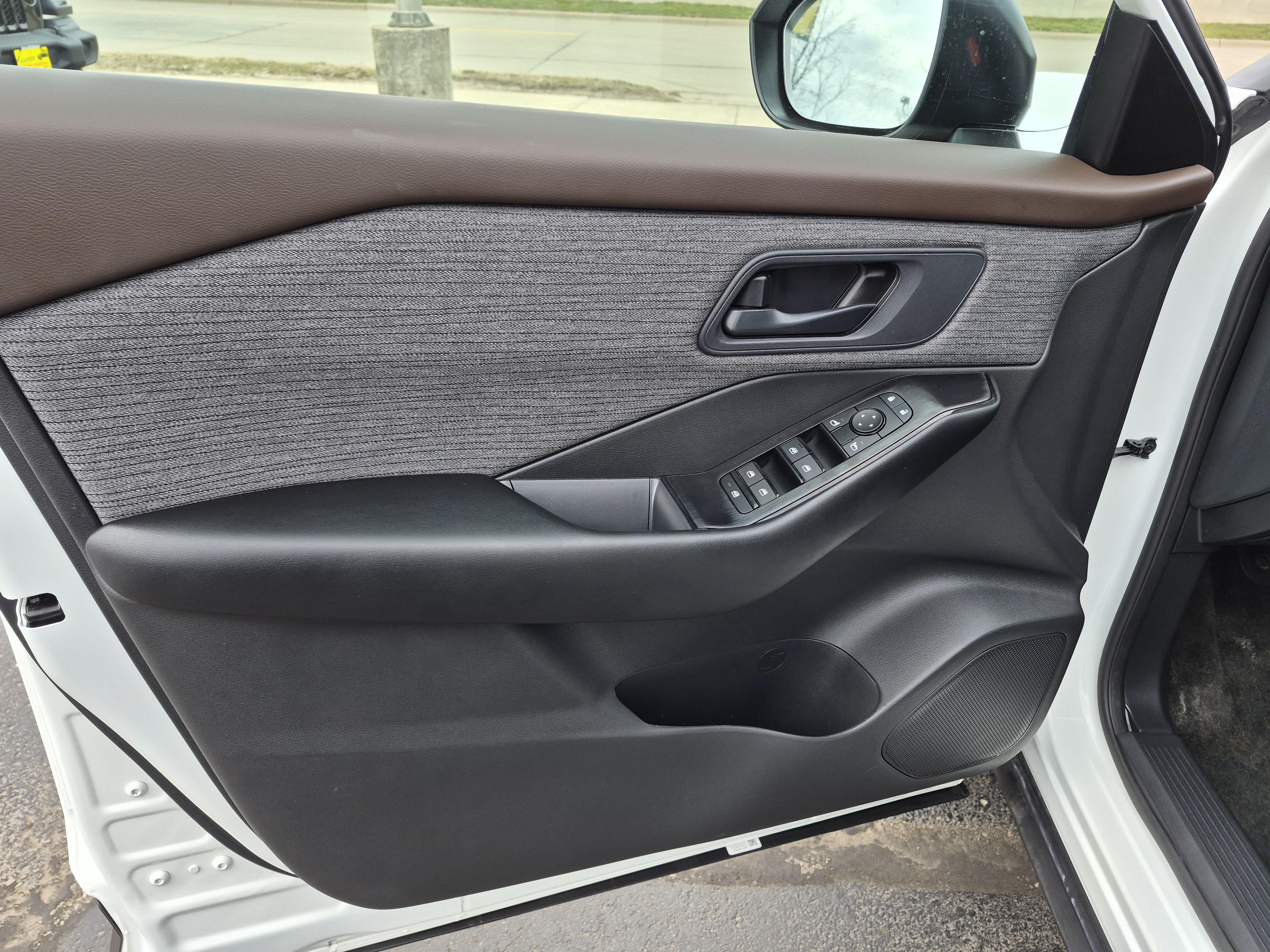 Used 2023 Nissan Rogue S AWD/4WD image 10