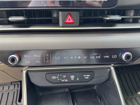 Used 2025 Kia Carnival EX FWD image 30
