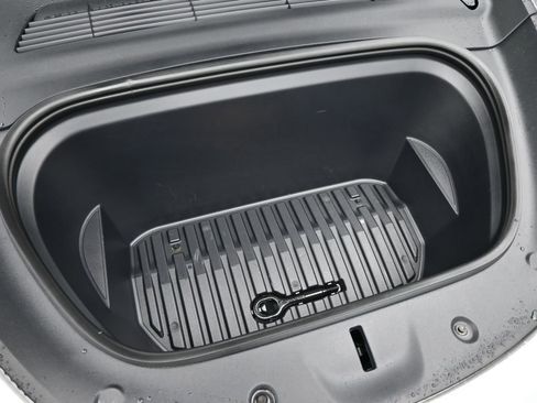 Used 2024 Tesla Model Y Long Range image 9