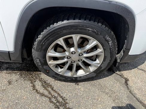 Used 2019 Jeep Cherokee Latitude Plus w/ Comfort/Convenience Group FWD image 17