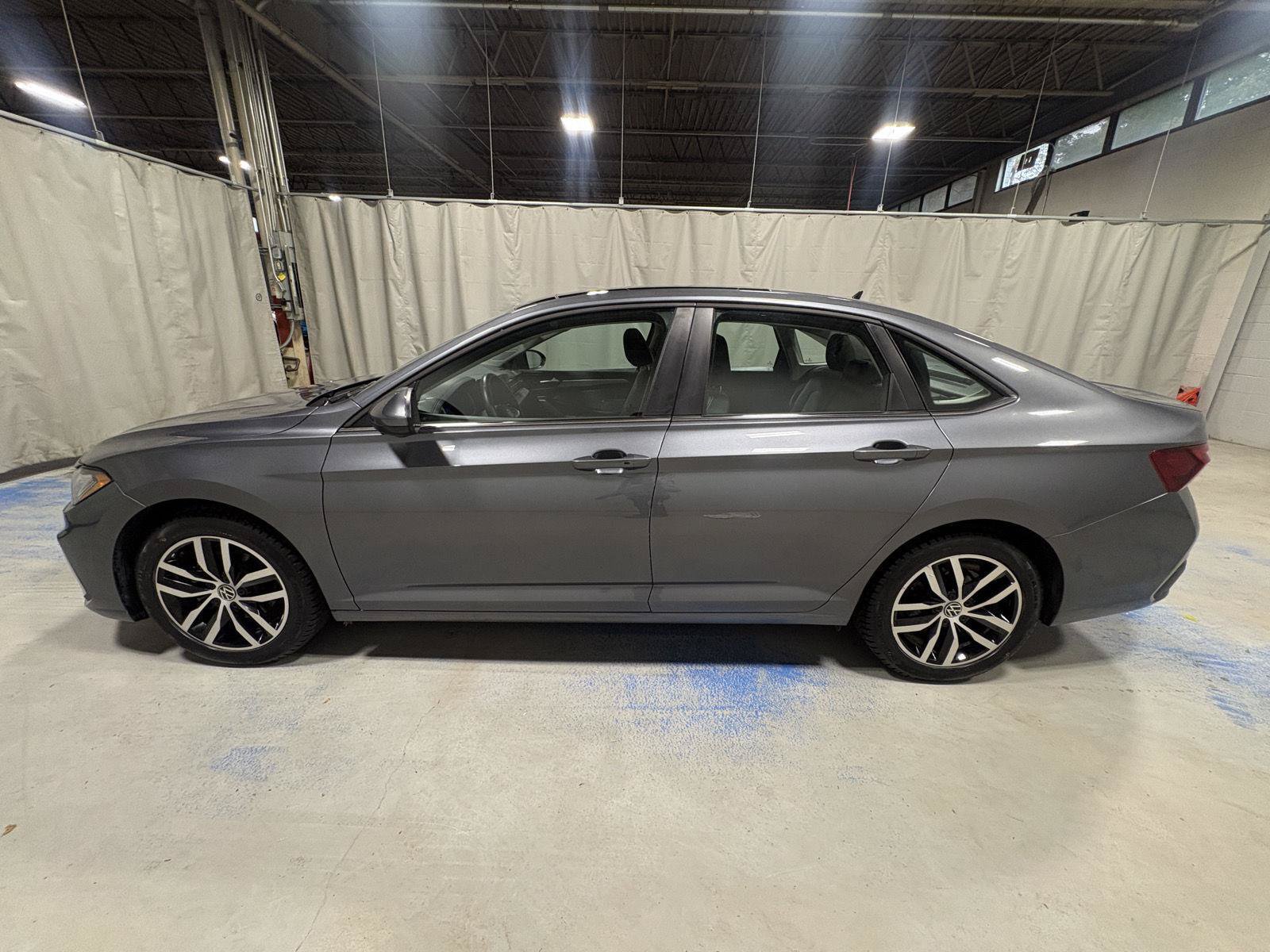 Used 2025 Volkswagen Jetta SE FWD image 13