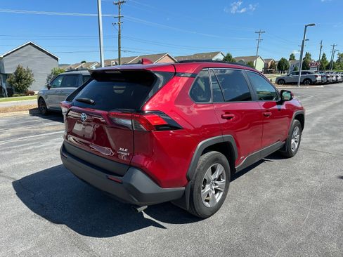 Used 2022 Toyota RAV4 XLE w/ Convenience Package AWD/4WD image 5