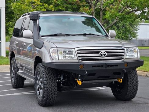 Used 2004 Toyota Land Cruiser w/ Convenience Pkg AWD/4WD image 2