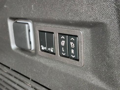 Used 2023 GMC Yukon Denali Ultimate image 33