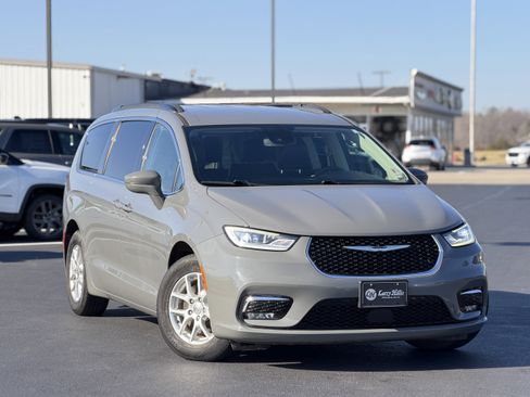 Used 2022 Chrysler Pacifica Touring-L image 3