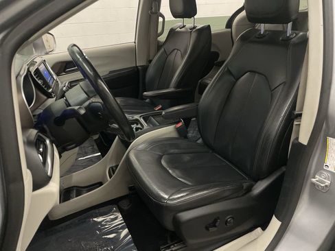 Used 2019 Chrysler Pacifica Touring-L FWD image 12