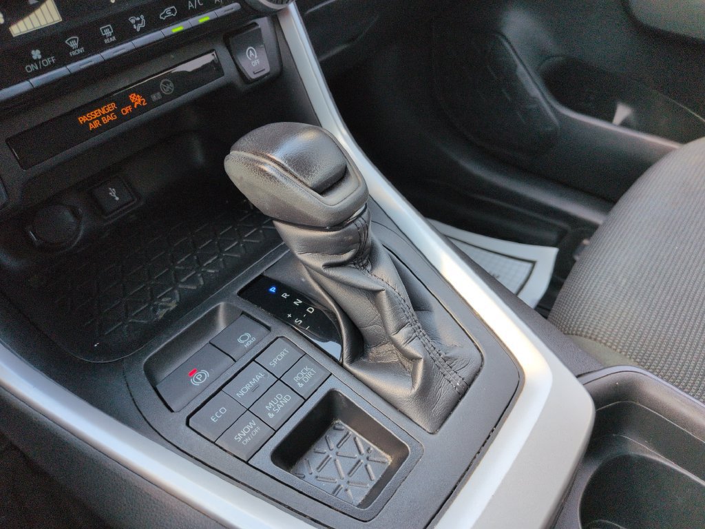 Used 2021 Toyota RAV4 LE AWD/4WD image 24