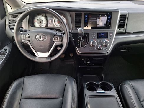 Used 2017 Toyota Sienna SE Premium image 15