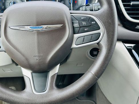 Used 2017 Chrysler Pacifica Touring w/ Tire & Wheel Group image 14